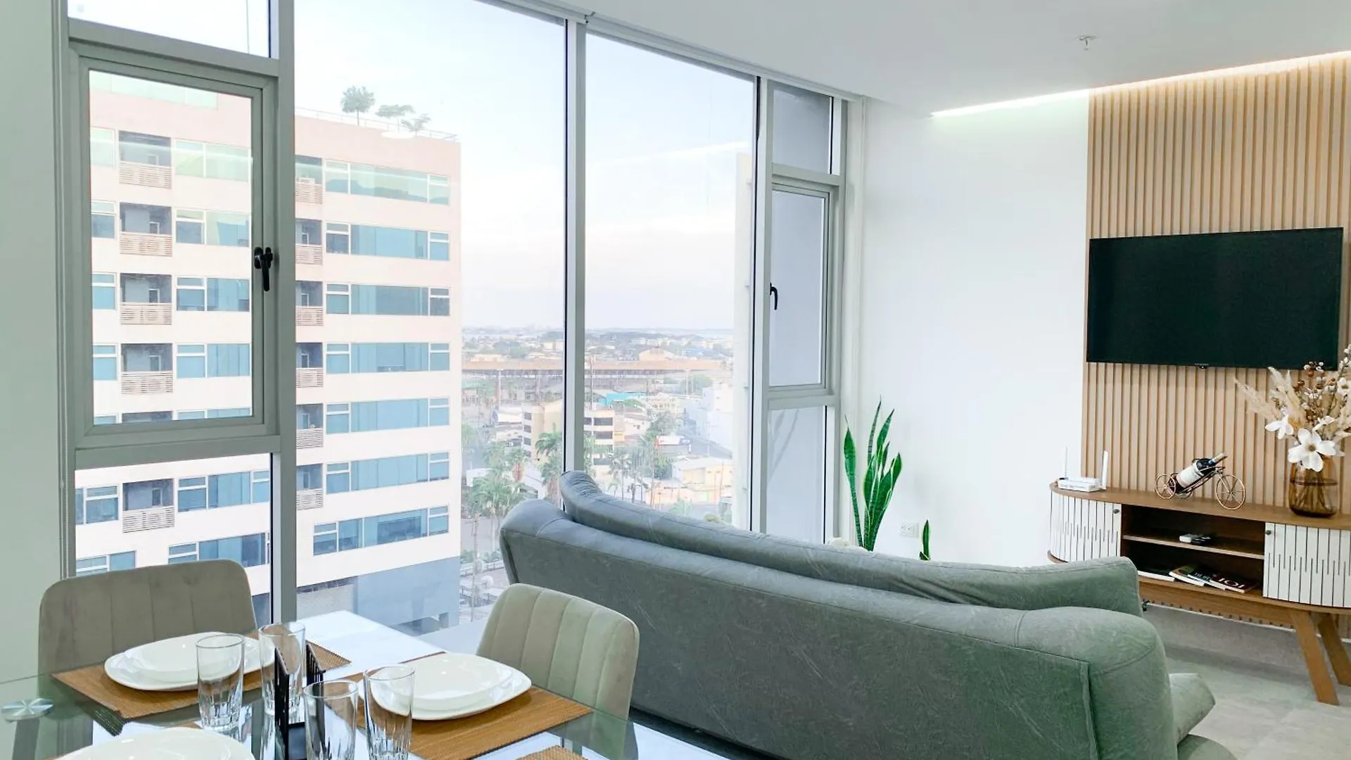 Suite De Lujo Cerca Al Aeropuerto, Terminal, Mall Sol Guayaquil 0*,